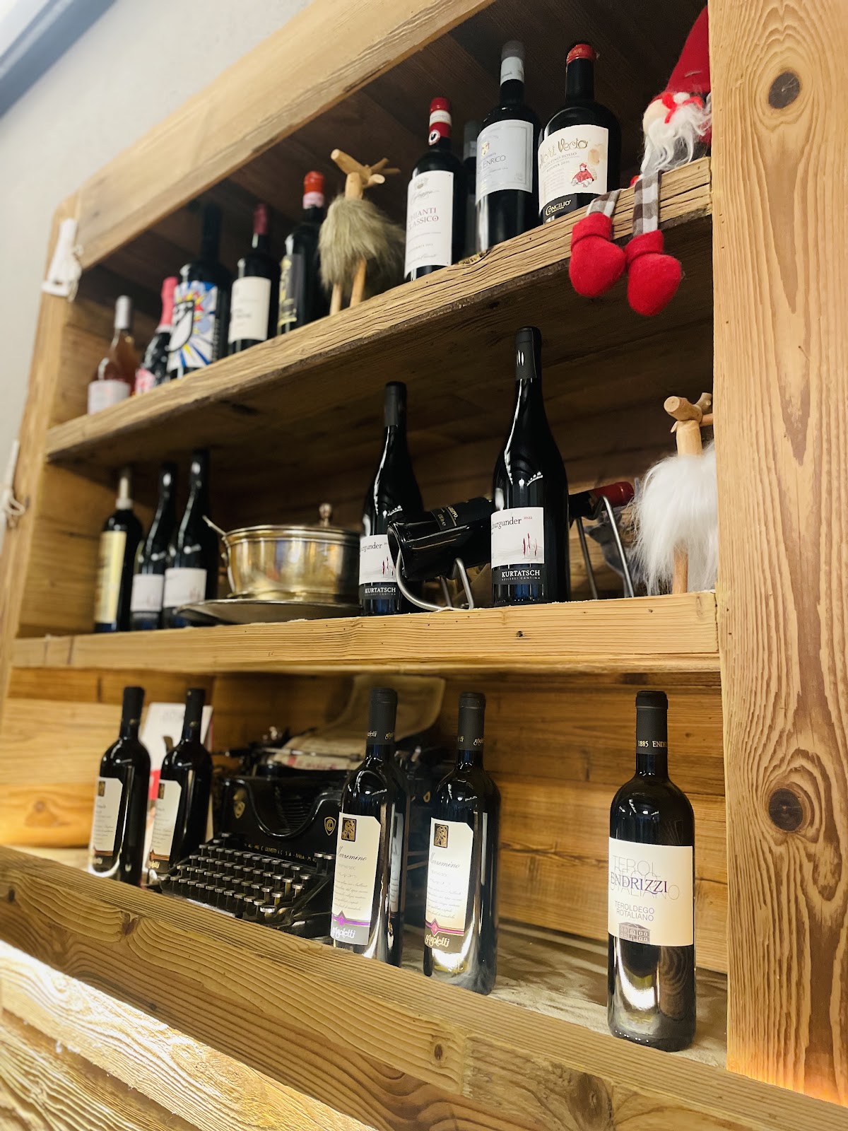Cantina del ristorante, legno e luce calda