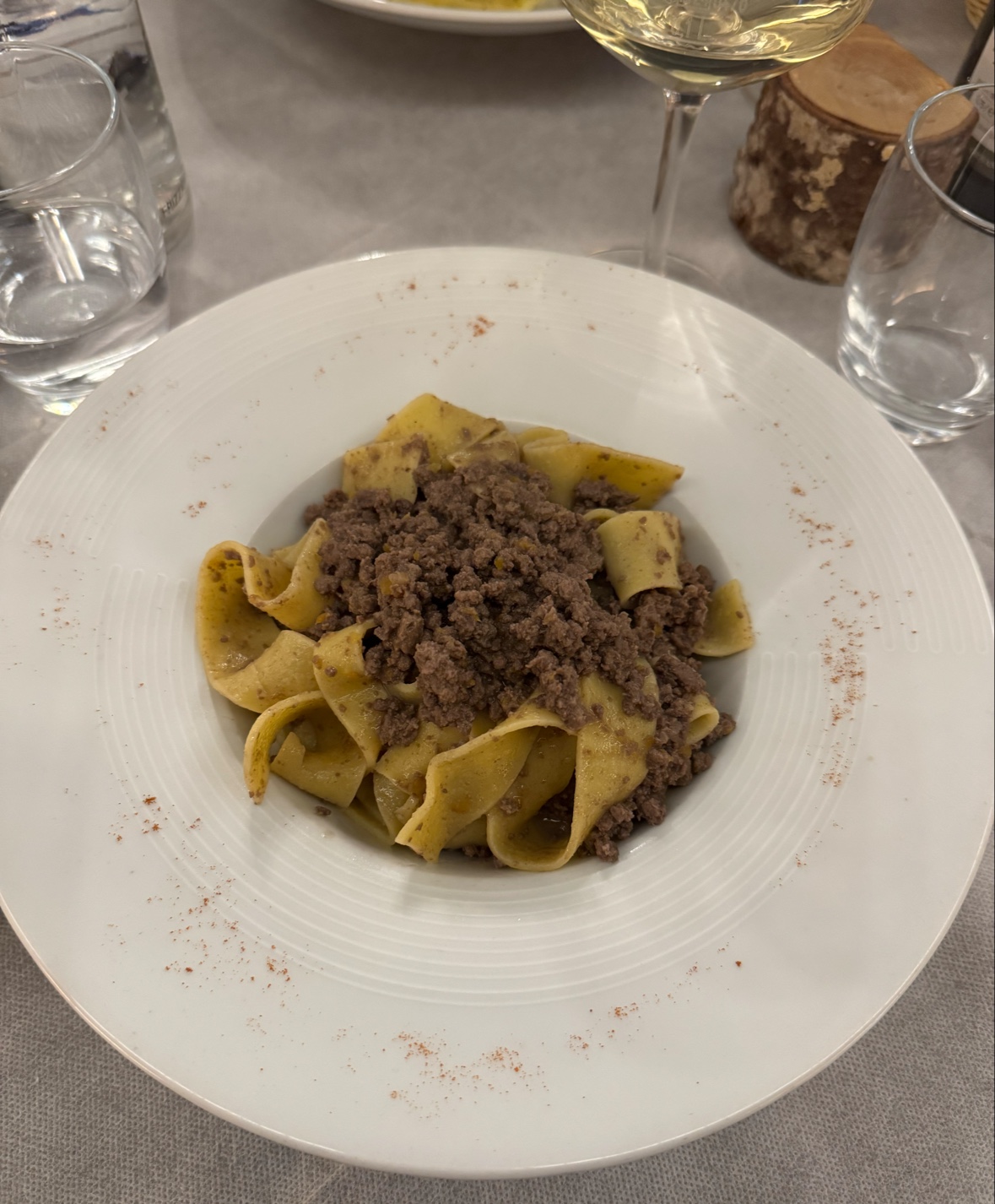 Pasta al ragù servita in sala all’Esperia