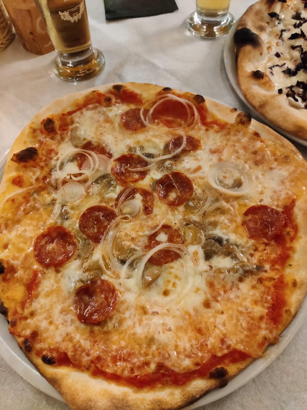 Pizza appena sfornata al Ristorante Pizzeria Esperia