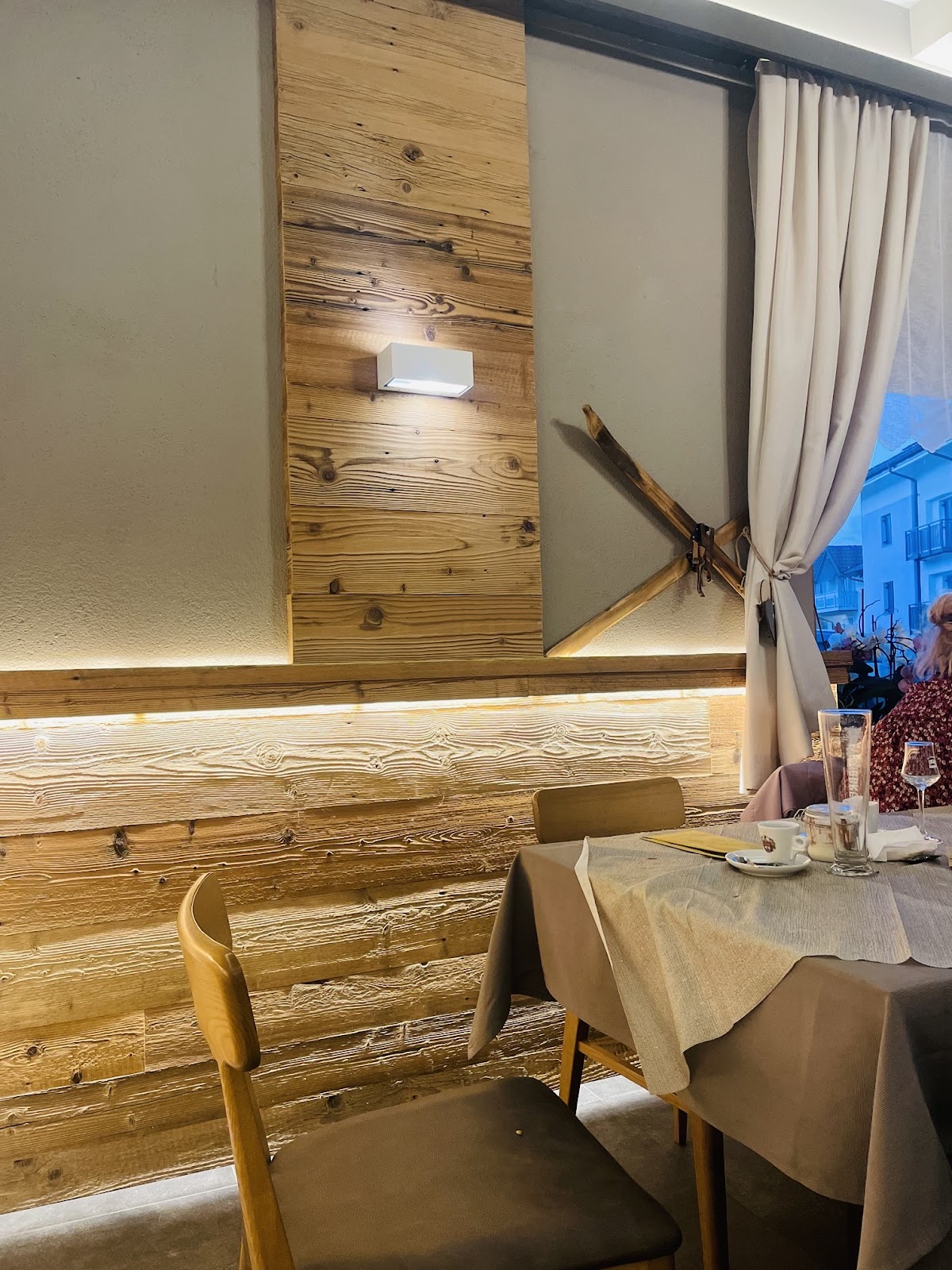 Tavoli apparecchiati nella sala in legno dell’Esperia